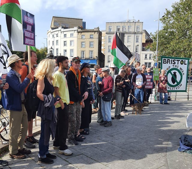 英國布里斯托有民眾示威，支持巴勒斯坦人，反對以色列空襲加沙。（Palestine Solidarity Campaign圖片）