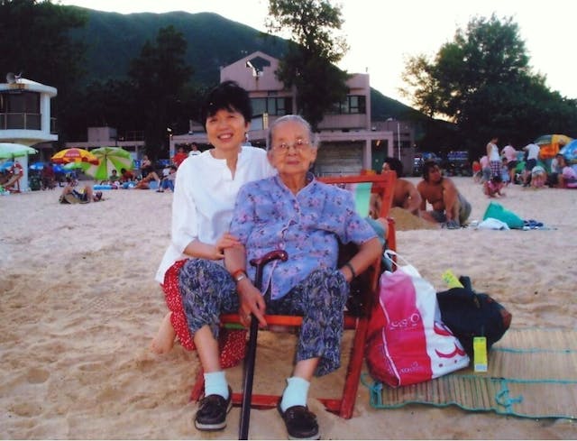 2005年夏婕與91歲母親在淺水灣。