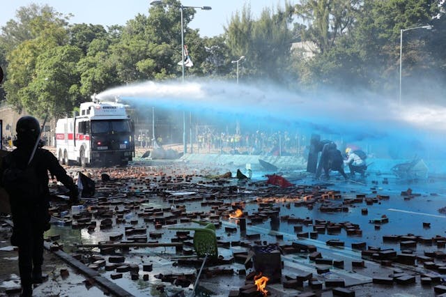 水炮車發射藍色水柱。