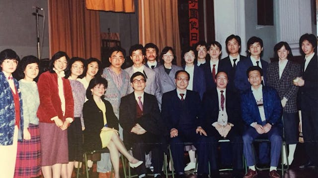 1985年港大中文學會春茗師生合影。前排左起：詩人吳美筠、單周堯教授、陳耀南教授、何沛雄教授及筆者（當年出任學會主席）。（香港大學中文學院圖片）