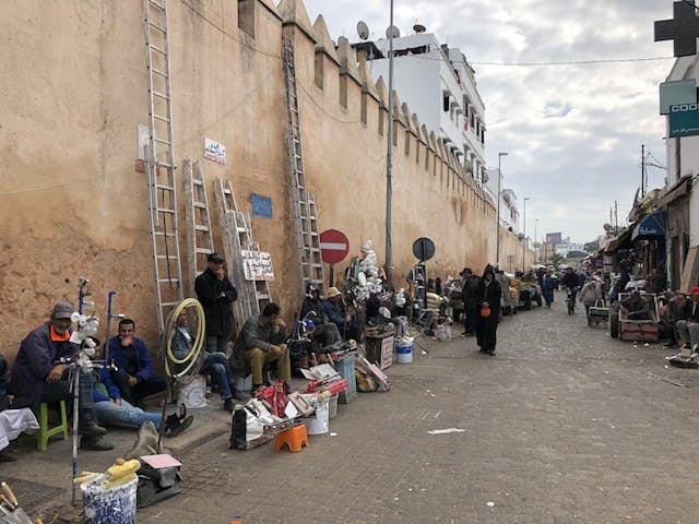 街市旁邊有條「摩洛哥鴨寮街」，販賣的大多是落後於時代的物品，但咪以為會執到古董，由街頭望去街尾，睇一眼可以走了，光陰同腳骨力是遊客的珍貴資源。