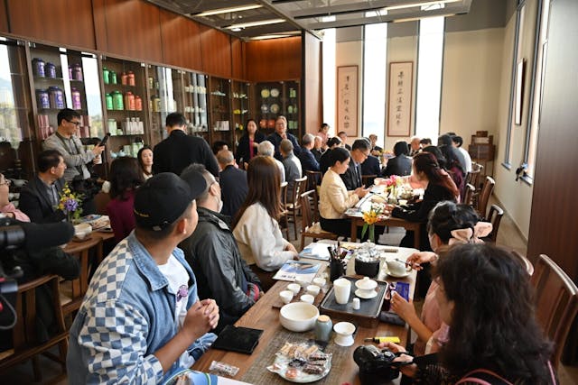 賓客雲集剛剛落成的茶文化交流室。