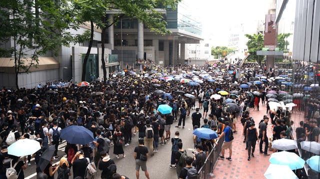 示威者集合警察總部。