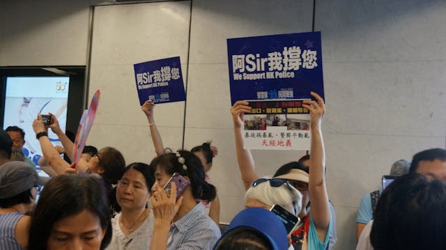 市民舉起「阿sir我撐你」標語。