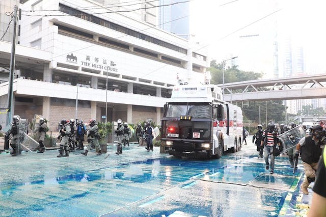 水炮車在金鐘道射水。