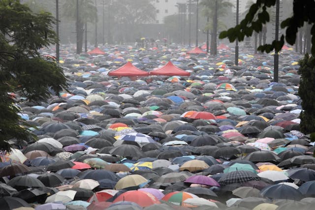 集會在大雨下度過。