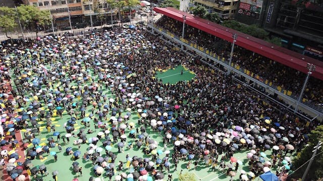 在旺角麥花臣球場於下午1時許集會人士已站滿球場及坐滿看台。