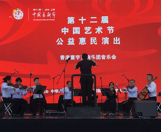 筆者指揮時感覺到各香港團員都全力的投入表演。