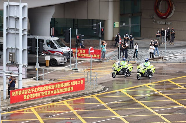 習近平抵港前，高鐵西九龍站外「圓方」一帶，警車往來巡邏。（亞新社）