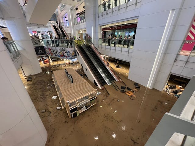 世紀暴雨來襲，本港一個大型商場變成澤國。（亞新社）