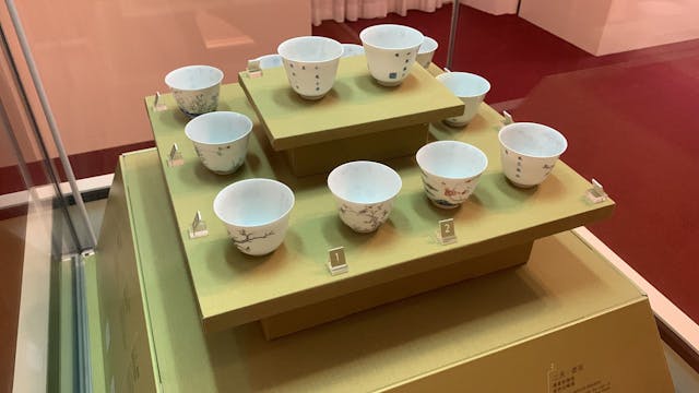 茶具式樣俱備琳琅滿目，本套為「康熙12花神杯」。