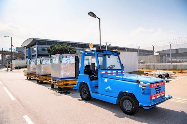 香港國際機場是全球首個機場應用無人駕駛電動拖車運送行李的機場。（香港國際機場飛常日誌圖片）