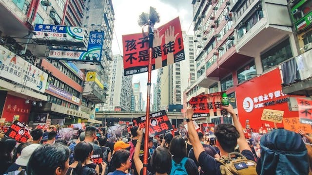 今天中央已厲行全面管治權下的新秩序，反對派式微、街頭行動消失。（Shutterstock）