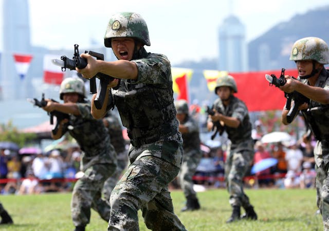 如果出動解放軍，香港「一國兩制」模式的可行性將受到嚴重破壞。（亞新社）