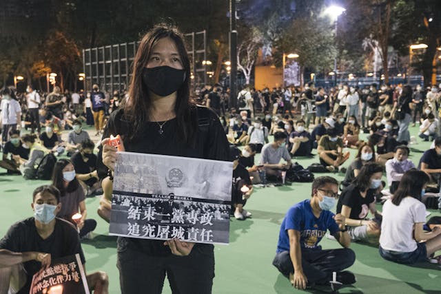 警方首次反對舉辦六四晚會，但無阻市民前來悼念。