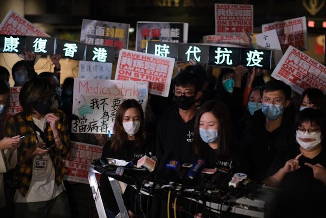 香港一批醫護人員，罔顧病患，臨危罷工，就可看出社會良心與團結力量的差異。（亞新社）