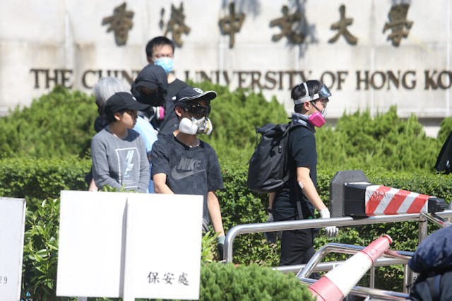 學生大規模參與暴亂，搗亂校園，但教育局及學校管理層連起碼的公開譴責都畏首畏尾，遑論穩定少年學子心。（亞新社）