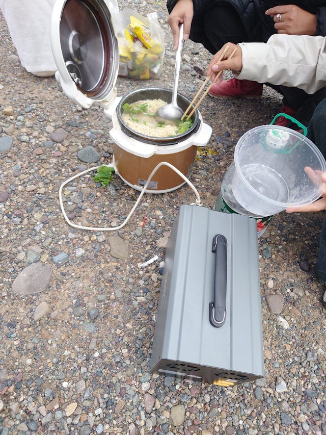 河北遊客在路邊，用電飯煲煮即食麵。