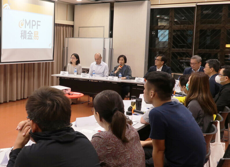 積金局主席劉麥嘉軒於2023年4月聯同同事與香港聾人福利促進會代表會面。