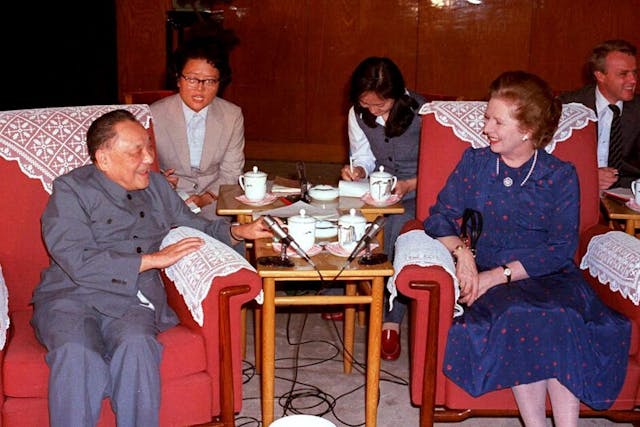 鄧小平（左）與戴卓爾夫人（Margaret Thatcher）（右）會談。（網絡圖片）