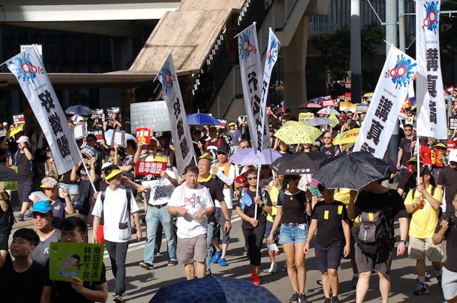 在「七一大遊行」中，請願者高舉標語「講真話」，賀名慧攝。