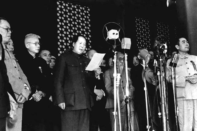 1949年10月1日，毛澤東宣布中國人民站起來了，亦代表佔國內大多數的農民終於當家作主。（WIkimedia Commons）