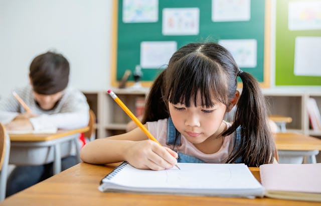 在學生互評之前，提醒要「具體、友好、有幫助」。（Shutterstock）