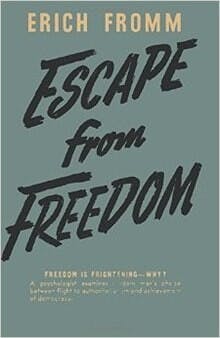 Erich Fromm 寫了一本書《逃避自由》（Escape From Freedom），我告訴學生，如果你要我介紹十本書，一定會有這本。（Wikimedia Commons）