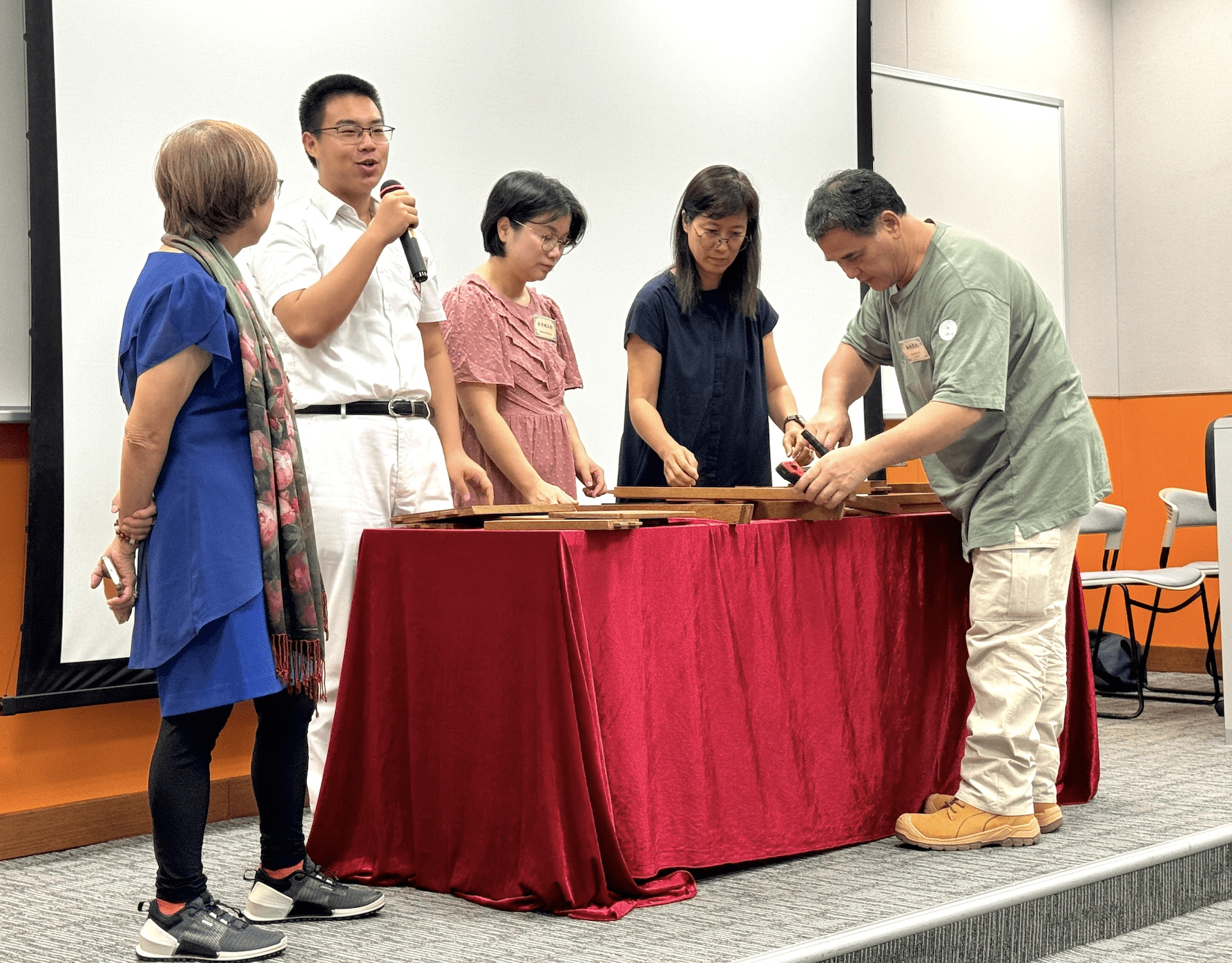 非遺傳承人木家具技藝師傅林池先生（右一）與參與者分享及示範木家具製作。