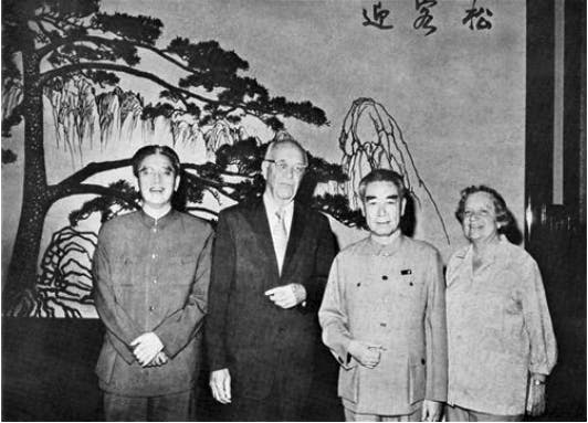 中美建交後費正清夫婦再次訪華，獲時任總理周恩來（右一）和外長喬冠華（左一）接見。