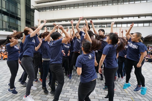 不同背景不同思想的年輕人，學會共同生活。（Shutterstock）