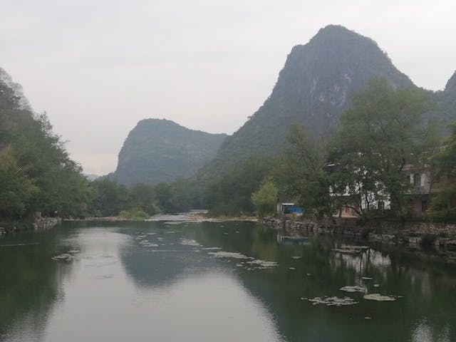 社山村蒼翠土山環繞，觸目綠被草樹。