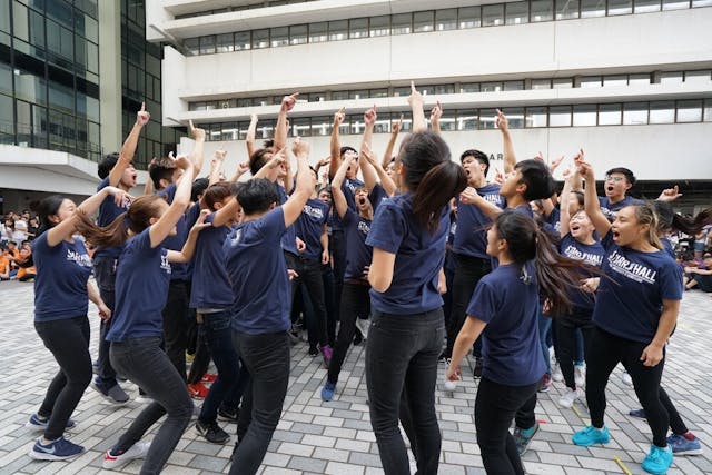 香港的年輕人應該提升自己的眼界，抬頭望遠。（Shutterstock）