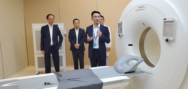 新風天域執行董事蕭毅晃（右）介紹磁力共振造影（MRI），香港私院約6000至8000元，在公院則要輪候排期5至6星期，和睦家的價格約為香港私院的8折。而且掃描可快速完成，免卻老人家及肺疾病者要勉強憋住咳嗽之苦。