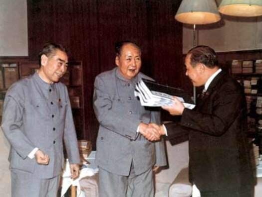 毛澤東會晤日本首相田中角榮（1972）。為加快與日建交，毛將釣魚台領土事「暫時擱置」。（新聞檔案照片）