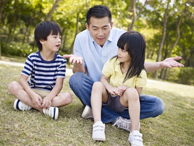 良好的親子對話有助孩子學習。（Shutterstock）