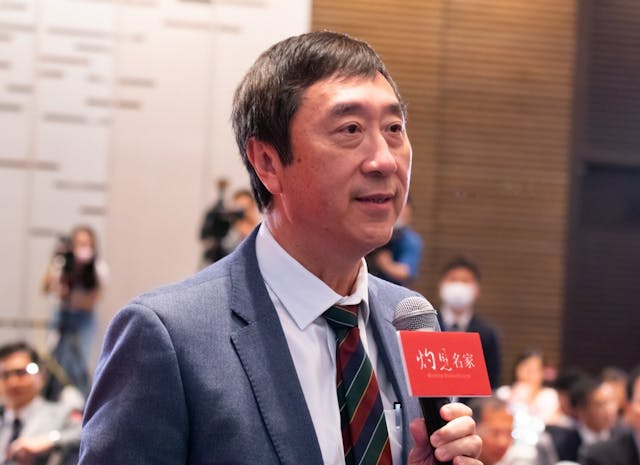 香港中文大學前校長沈祖堯教授向聶德權局長發問。