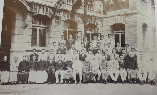 1930年香港大學中文學會成立師生合影，前排左10是賴際熙。