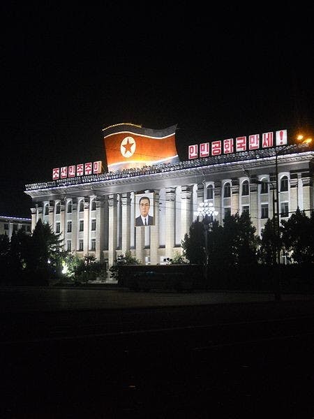 金正恩於2011年上台時，最令人觸目的是刻意打造若干旅遊勝地，包括平壤市內的金日成廣場。（Wikimedia Commons）