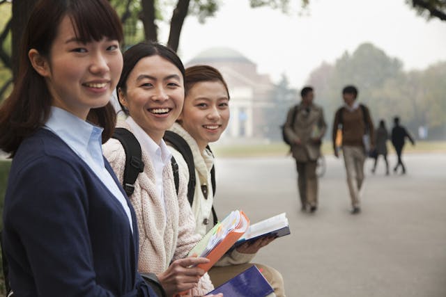 儘管國內今天還有「思想教育」，但青年的知識投資已開始全面發展。（Shutterstock）