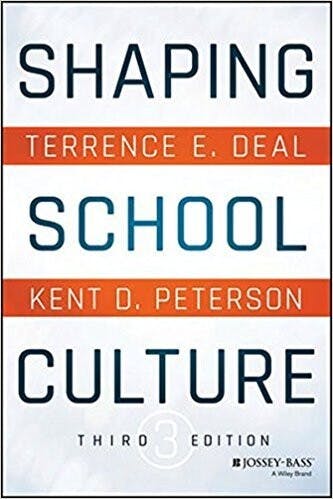 《Shaping School Culture》一書指出，學校文化由學校所有成員形成。（Amazon）