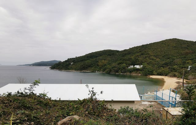 聖伯多祿小堂（相片左下角屋頂白色）前臨大灘海，位處蛋家灣沙灘南側，遠處小島為塔門。