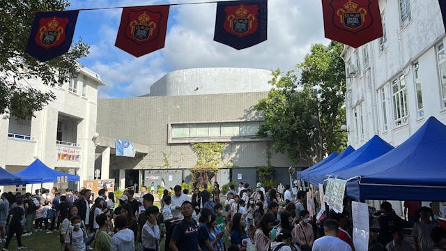 在草地上舉行一年一度的賣物會（Garden Fete)。