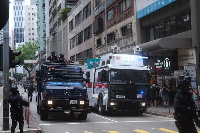 水炮車及銳武裝甲車由杜老誌道駛至銅鑼灣鵝頸橋底，聚集人士向銅鑼灣方向散去。