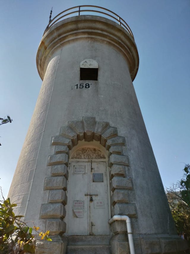 圓錐型的燈塔在1875年（清光緒元年）聳峙鶴咀，成爲香港第一座燈塔。（作者提供）