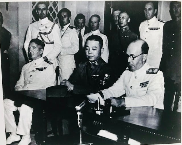 1945年9月16日，夏慤在港督府主持受降儀式，旁為潘華國將軍。