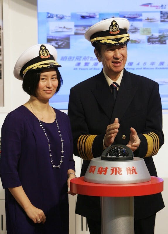 2007年，何鴻燊穿起船長制服，與女兒何超瓊為信德中心舉辦的「TurboJET連繫港澳輝煌45年」展覽館揭幕。