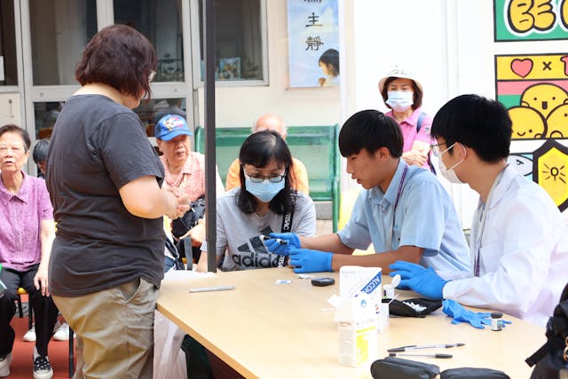 透過社區活動，學生從醫護人員學習職業技能、專業態度和工作倫理與職業道德，擴闊視野，規劃人生。