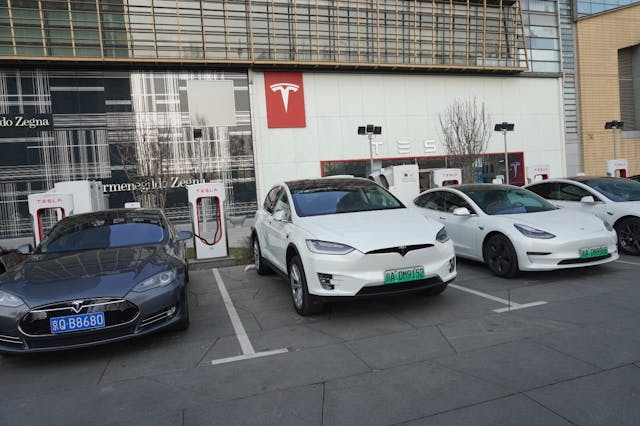 Tesla是寧德時代最大的客戶。圖為充電中的電動車。（亞新社）