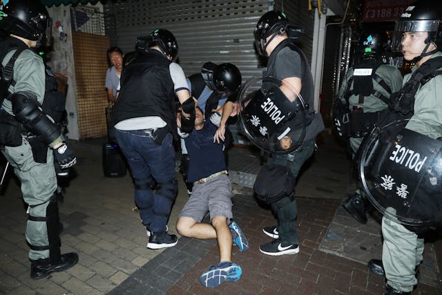 修例風波以來最讓我覺得不可思議的是部分香港人對警察的仇恨，幾乎到了你死我活的地步。（亞新社）